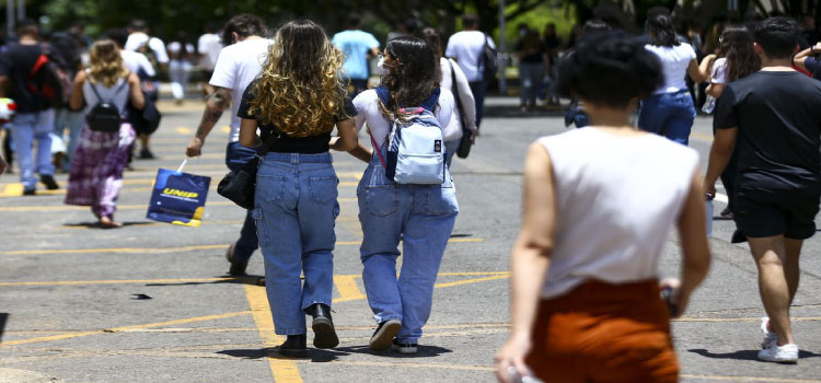 ENEM: Estudantes podem pedir isenção de taxa a partir desta segunda.