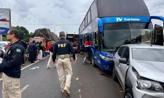 Engavetamento envolvendo ônibus paraguaios e carros deixa dois feridos na BR-277, em Foz do Iguaçu