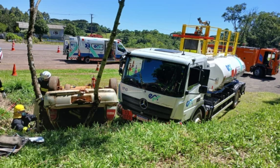 EPR Iguaçu, Corpo de Bombeiros e PRF realizam simulado de atendimento a acidente com carga de produtos perigosos 