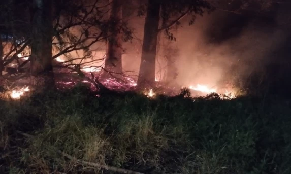 Equipe da Secretaria Municipal de Viação e Obras é acionada para combater incêndio às margens da PR-471 em Catanduvas.