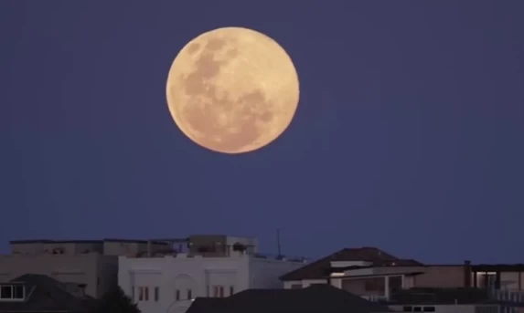 ESPETÁCULO NO CÉU: ÚLTIMA SUPERLUA DO ANO BRILHA NA NOITE DE QUINTA (4)