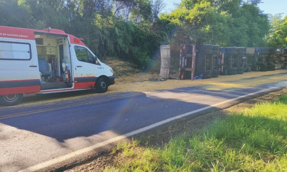 TRÂNSITO: Carreta carregada com soja tomba na PR-473 em Espigão Alto do Iguaçu.