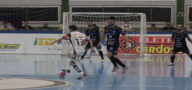 ESPORTE: Cascavel goleia Tubarão e está nas quartas de final da LNF