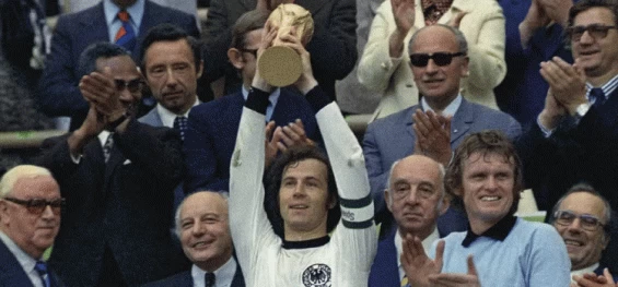 ESPORTE: Franz Beckenbauer, lenda do futebol mundial, morre aos 78 anos.