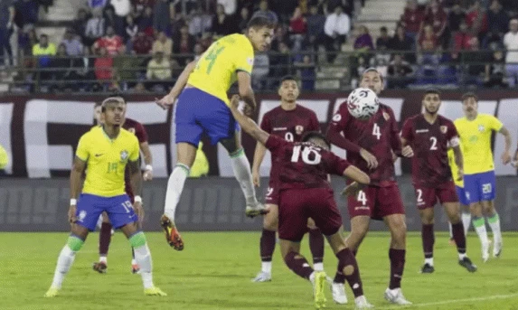 ESPORTES: Brasil joga mal, mas vence Venezuela e respira no Pré-Olímpico.