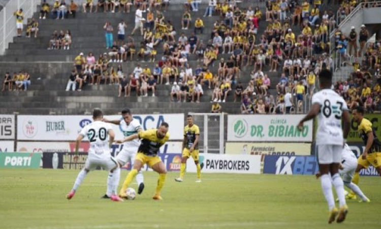 ESPORTES: Cascavel bate o Coritiba e vai pegar o Maringá no mata-mata.