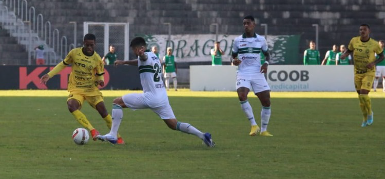 ESPORTES: FC Cascavel consegue boa vantagem sobre o Coritiba e fica perto da semifinal do Paranaense.