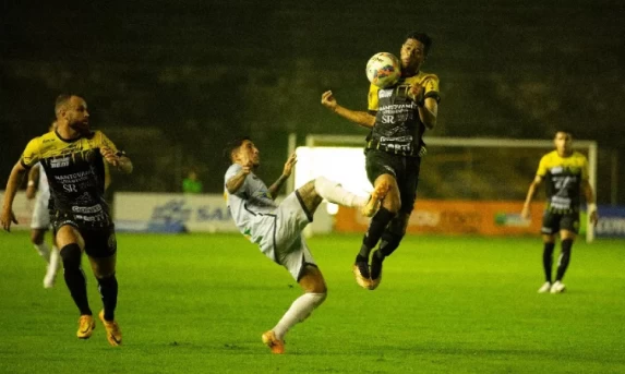 ESPORTES: FC Cascavel vence o Cianorte com gol no fim e entra na briga pelo G-4 do Paranaense.