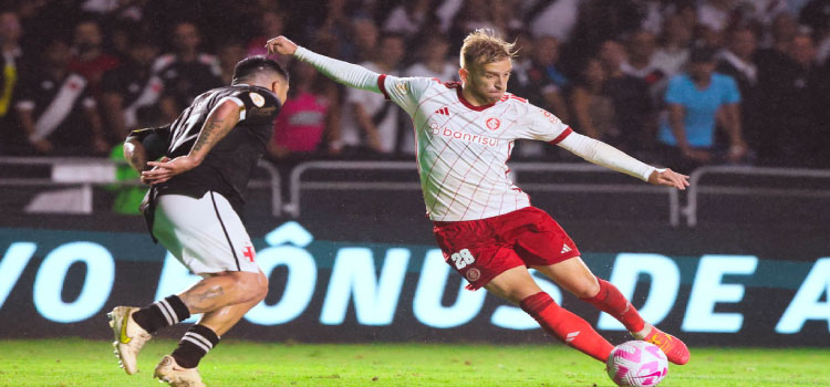 ESPORTES: Internacional se impõe e complica Vasco no Brasileirão.