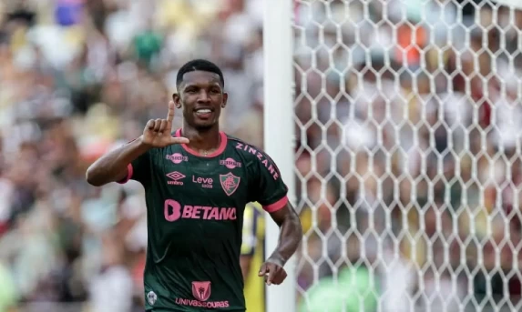 ESPORTES: Lelê marca e Flu derrota Madureira para voltar a liderar o Carioca.