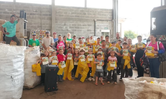 Estudantes da Escola do Campo na comunidade de São Judas Tadeu visitam Unidade de Recicláveis em Guaraniaçu