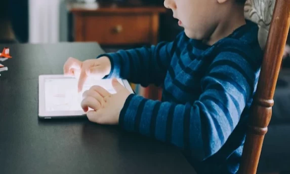 Evento vai alertar pais sobre uso excessivo de tablets e celulares por bebês e crianças.