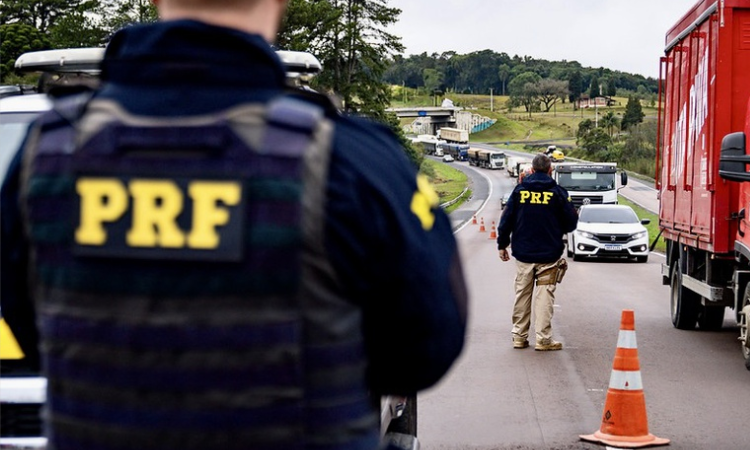 Feriado do Dia do Trabalho: PRF inicia operação especial com reforço na fiscalização e restrições nas rodovias do Paraná