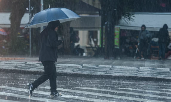 Final de semana será de chuva e ventos fortes em parte do Paraná, prevê Simepar.