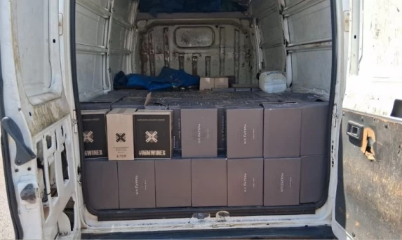 FISCALIZAÇÃO NA BR-369: PRF APREENDE VAN CARREGADA COM MAIS DE MIL GARRAFAS DE VINHO EM CASCAVEL