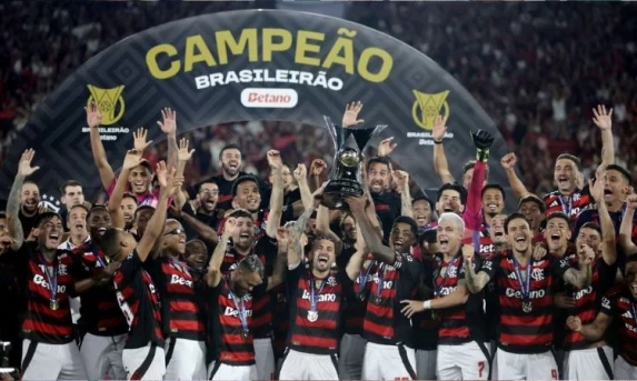 FLAMENGO DERROTA CEARÁ NO MARACANÃ E COROA 'ANO MÁGICO' COM O TÍTULO DO CAMPEONATO BRASILEIRO