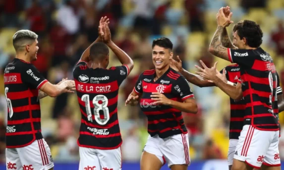 Flamengo derrota São Paulo e assume liderança do Brasileiro.