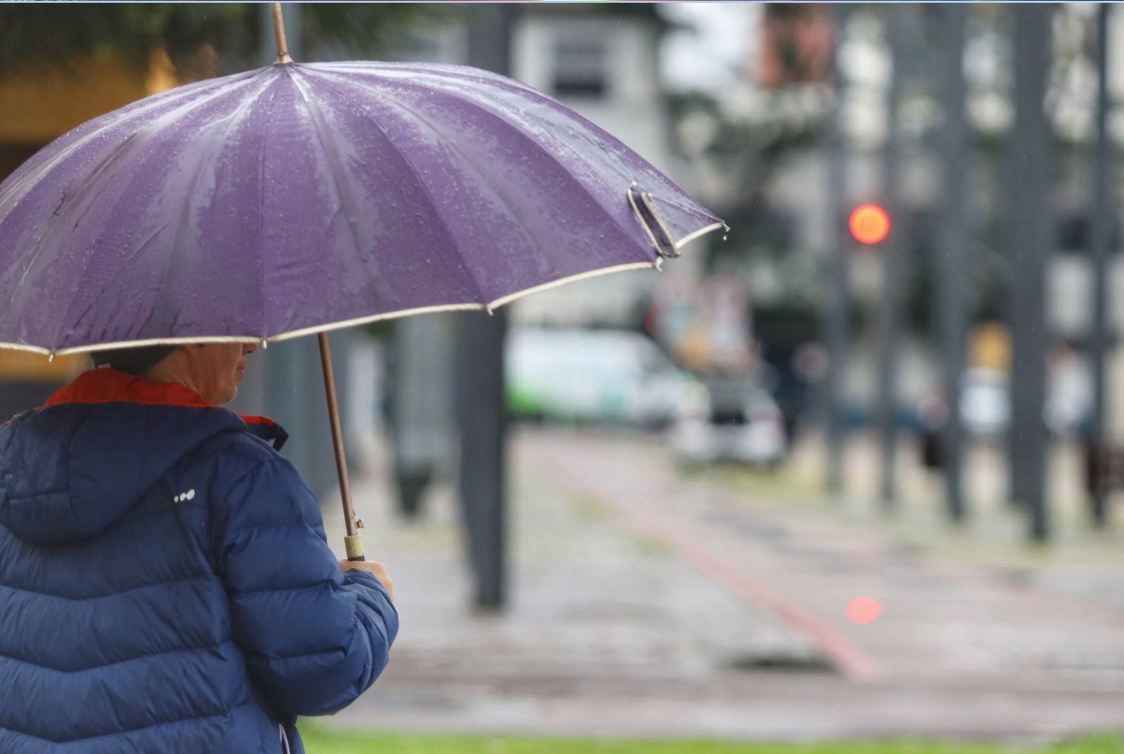 Frente fria deve trazer chuva e queda de temperatura no Paraná entre domingo e segunda Frente fria deve trazer chuva e queda de temperatura no Paraná entre domingo e segunda