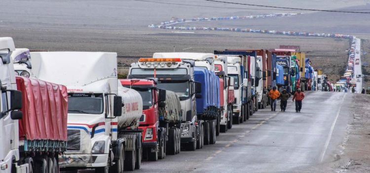 FRETE: Mais de 2 mil caminhoneiros brasileiros estão há 18 dias retidos entre Argentina e Chile por falta de testes de Covid-19