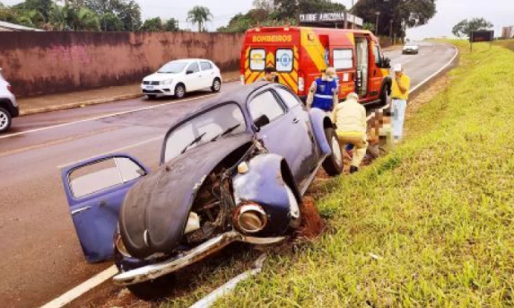 Fusca quase cai na PRc-467 após perder o freio e colidir contra poste na marginal.