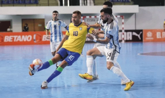 Futsal: Brasil derrota a Argentina e vai enfrentar a Venezuela na semifinal.
