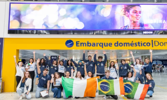 Ganhando o Mundo 2025: emoção de pais e alunos marca primeiros embarques do ano