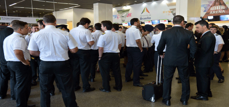 GERAL: Aeronautas aprovam proposta de empresas e encerram greve.