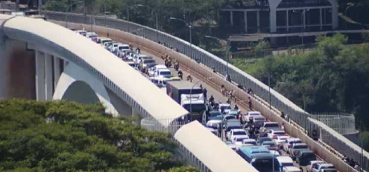 GERAL: Motoristas fecham Ponte da Amizade contra o aumento dos combustíveis