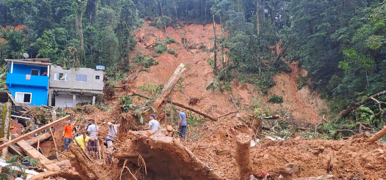 GERAL: Sobe para 54 número de mortos após chuvas no litoral norte paulista.