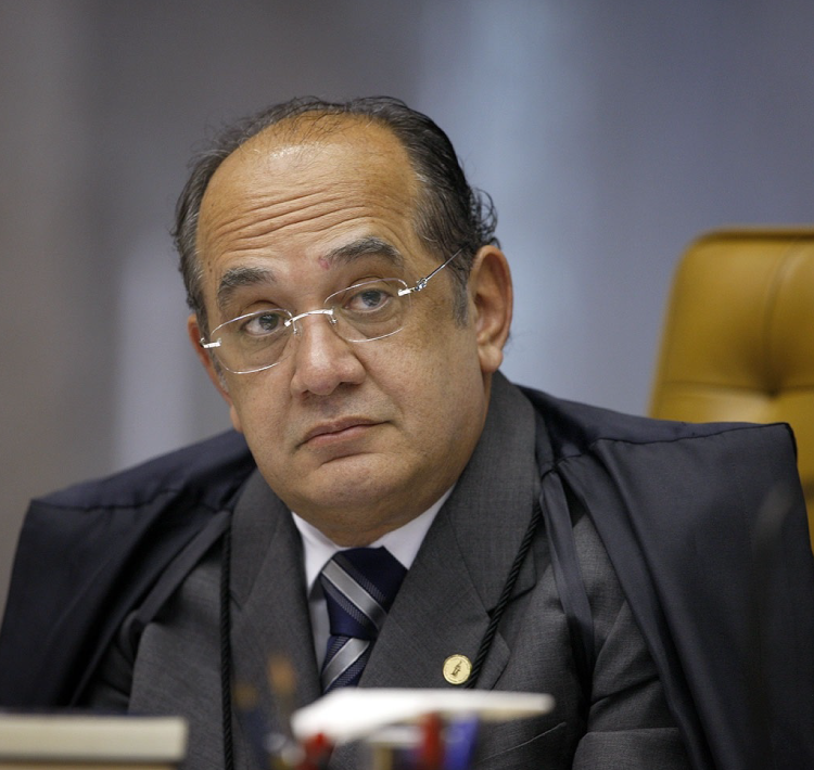 Gilmar Mendes suspende decisões que autorizaram acesso a armas em desacordo com novas regras do governo Lula.