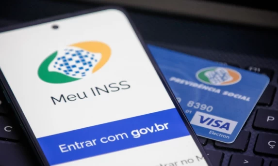 Golpistas se passam por servidores do INSS; veja como fazer a prova de vida.