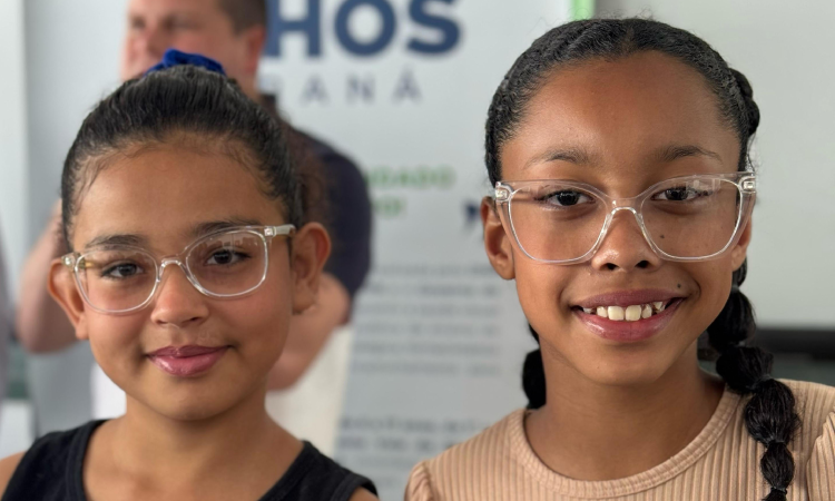 Governo do Paraná entrega mais 1 162 óculos para alunos da rede pública em 14 cidades