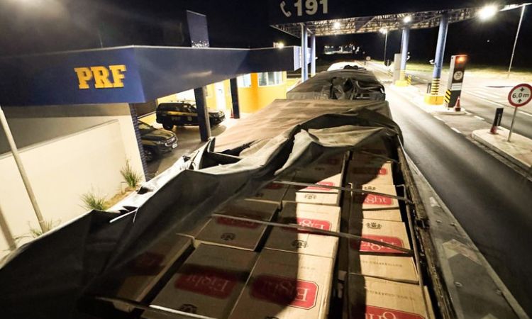 GRANDE APREENSÃO: PRF Tira de Circulação Mais de 1,1 Milhão de Maços de Cigarros Contrabandeados no Paraná GRANDE APREENSÃO: PRF Tira de Circulação Mais de 1,1 Milhão de Maços de Cigarros Contrabandeados no Paraná