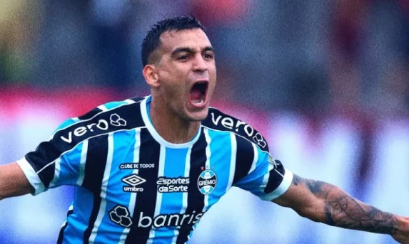 Grêmio supera Caxias e chuva e sai na frente por vaga na final do Gauchão.