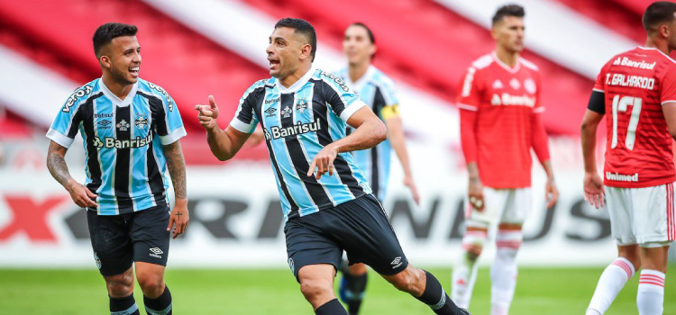 Grêmio vira sobre Internacional e fica a um empate do tetra gaúcho