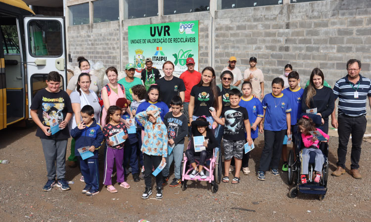 GUARANIAÇU: Alunos da APAE visitam Unidade de Valorização de Recicláveis e aprendem sobre preservação ambiental.