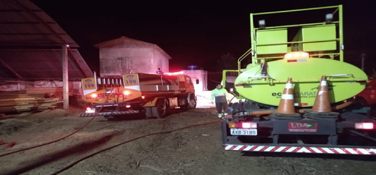 GUARANIAÇU - Bombeiros combatem incêndio em madeireira