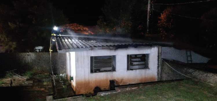 GUARANIAÇU: Bombeiros Comunitários controlam incêndio em abrigo próximo ao prédio da antiga sede da Oficina do município.