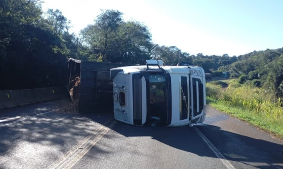GUARANIAÇU: Carreta carregada com serragem tomba e interdita a BR-277.