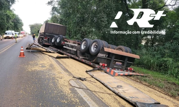 GUARANIAÇU: Carreta carregada com soja tomba no km 524 da BR 277 e espalha carga sobre a pista.