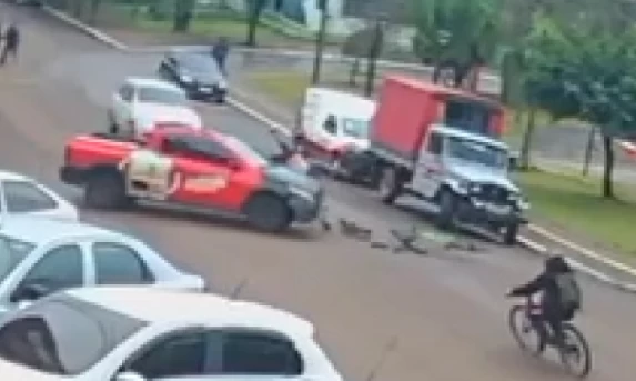 GUARANIAÇU: Ciclista é arremessado após ser atingido por veículo; Vídeo.