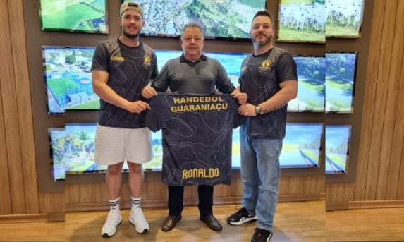 GUARANIAÇU Esporte que Une: Associação de Handebol entrega camiseta ao prefeito e celebra parceria