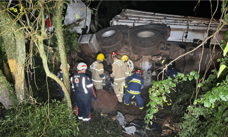 GUARANIAÇU: Homem morre após se envolver em grave acidente entre carro e carreta na BR-277.