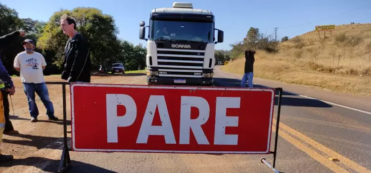 GUARANIAÇU- Interdição na BR-277 “desmonte de rochas com fogo controlado