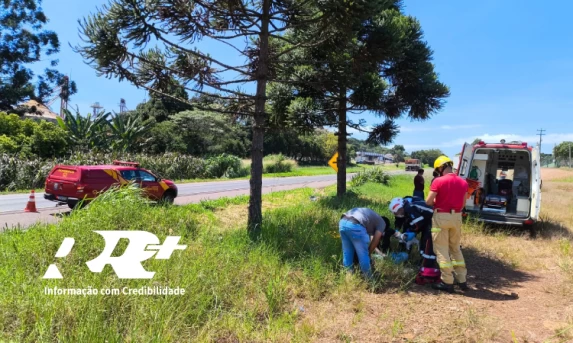 GUARANIAÇU: Mulher perde controle da direção do automóvel, sai da pista e sofre ferimentos leves na rodovia Br 277.