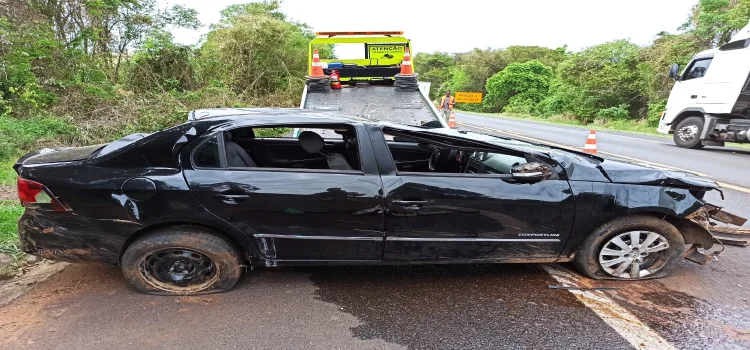 GUARANIAÇU: Mulher perde o controle da direção e capota veículo na BR 277, próximo a ponte do Rio Guarani