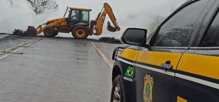 GUARANIAÇU: PRF cumpre liminar e libera trecho do Km 518 da rodovia BR 277 que estava interditada em protesto de manifestantes.