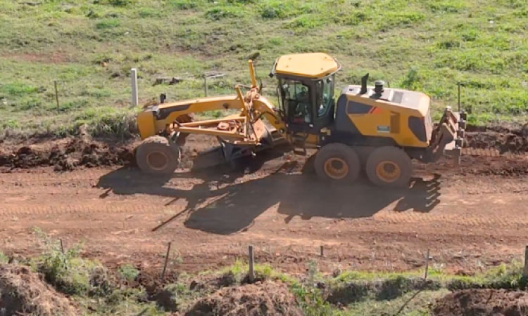 GUARANIAÇU: Secretaria de Viação e Obras executa melhorias nas estradas do Borminha.