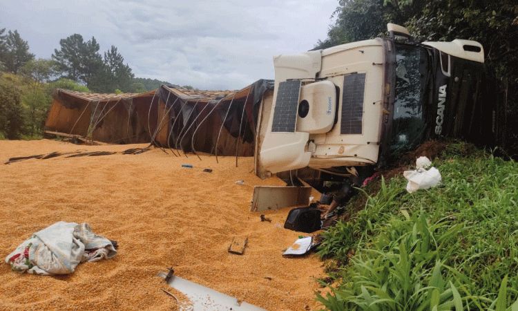 GUARANIAÇU: Tombamento de Carreta no KM 503 provoca interdição da rodovia BR-277.