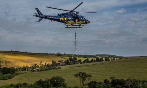 Helicóptero da PRF lança 10 toneladas de sementes para reflorestar áreas da Mata Atlântica no Paraná
